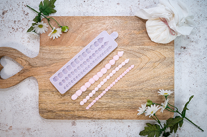 Piped Shell Border Silicone Mould